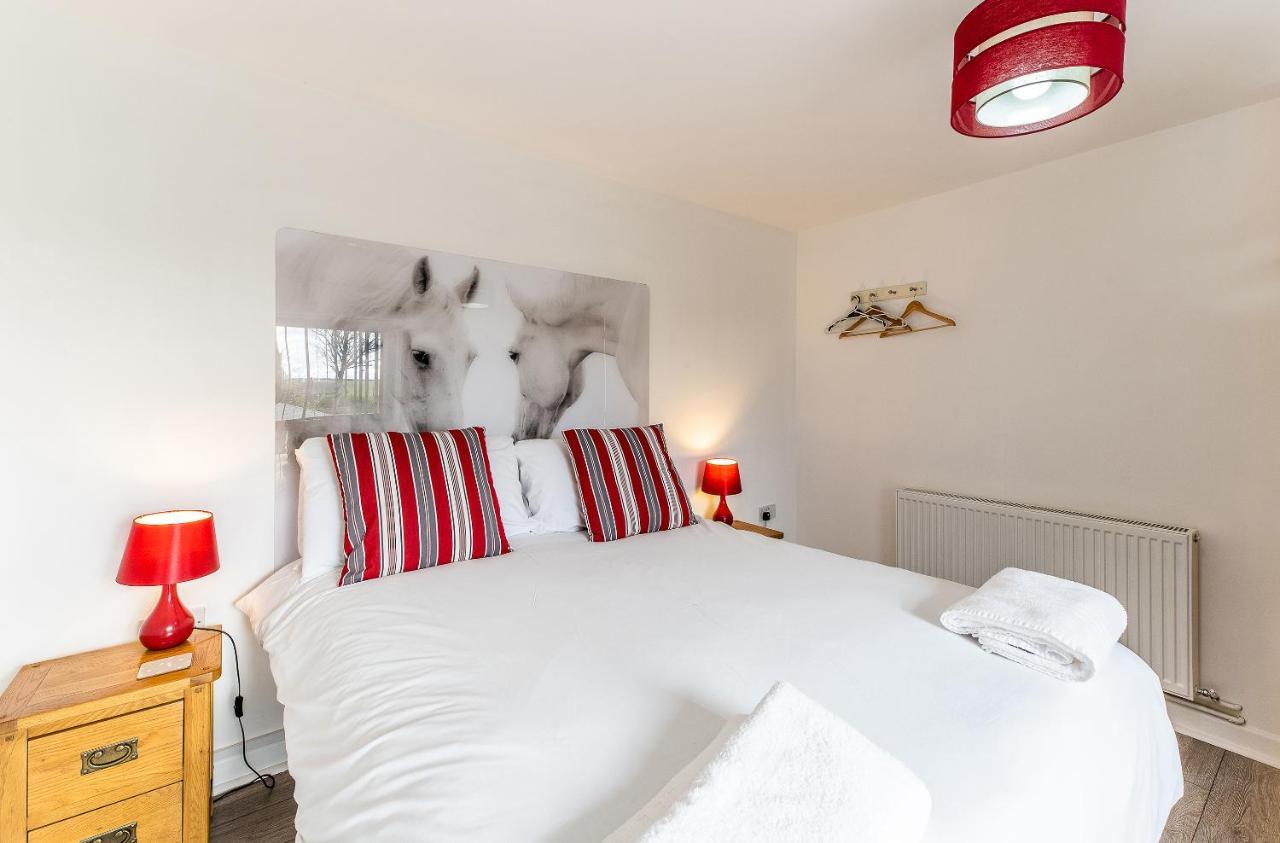 Fairview Farm Holiday Accommodation 14 Luxury Lodges, Cabins, Dog Friendly, Suitable For Couples, Families And Groups, Wedding Guests , Corporate Events, Sleeps 2-65 Guests In Ravenshead, Nottingham Near Sherwood Forest, Set In 88 Acres Exterior foto