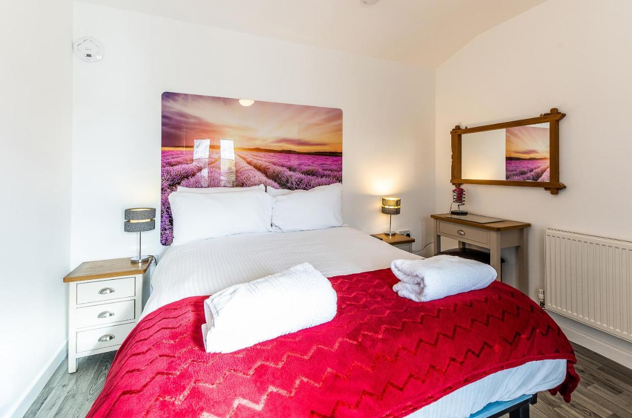 Fairview Farm Holiday Accommodation 14 Luxury Lodges, Cabins, Dog Friendly, Suitable For Couples, Families And Groups, Wedding Guests , Corporate Events, Sleeps 2-65 Guests In Ravenshead, Nottingham Near Sherwood Forest, Set In 88 Acres Exterior foto