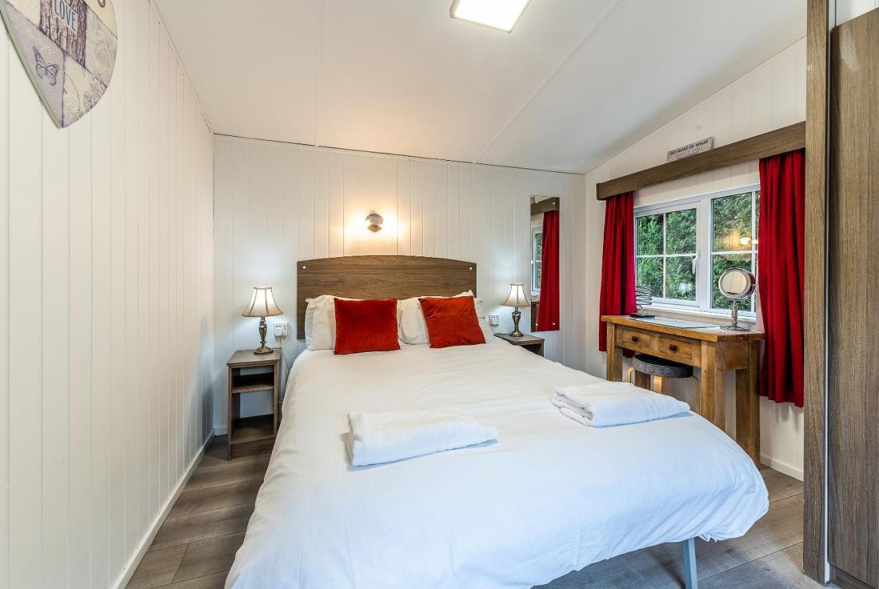 Fairview Farm Holiday Accommodation 14 Luxury Lodges, Cabins, Dog Friendly, Suitable For Couples, Families And Groups, Wedding Guests , Corporate Events, Sleeps 2-65 Guests In Ravenshead, Nottingham Near Sherwood Forest, Set In 88 Acres Exterior foto