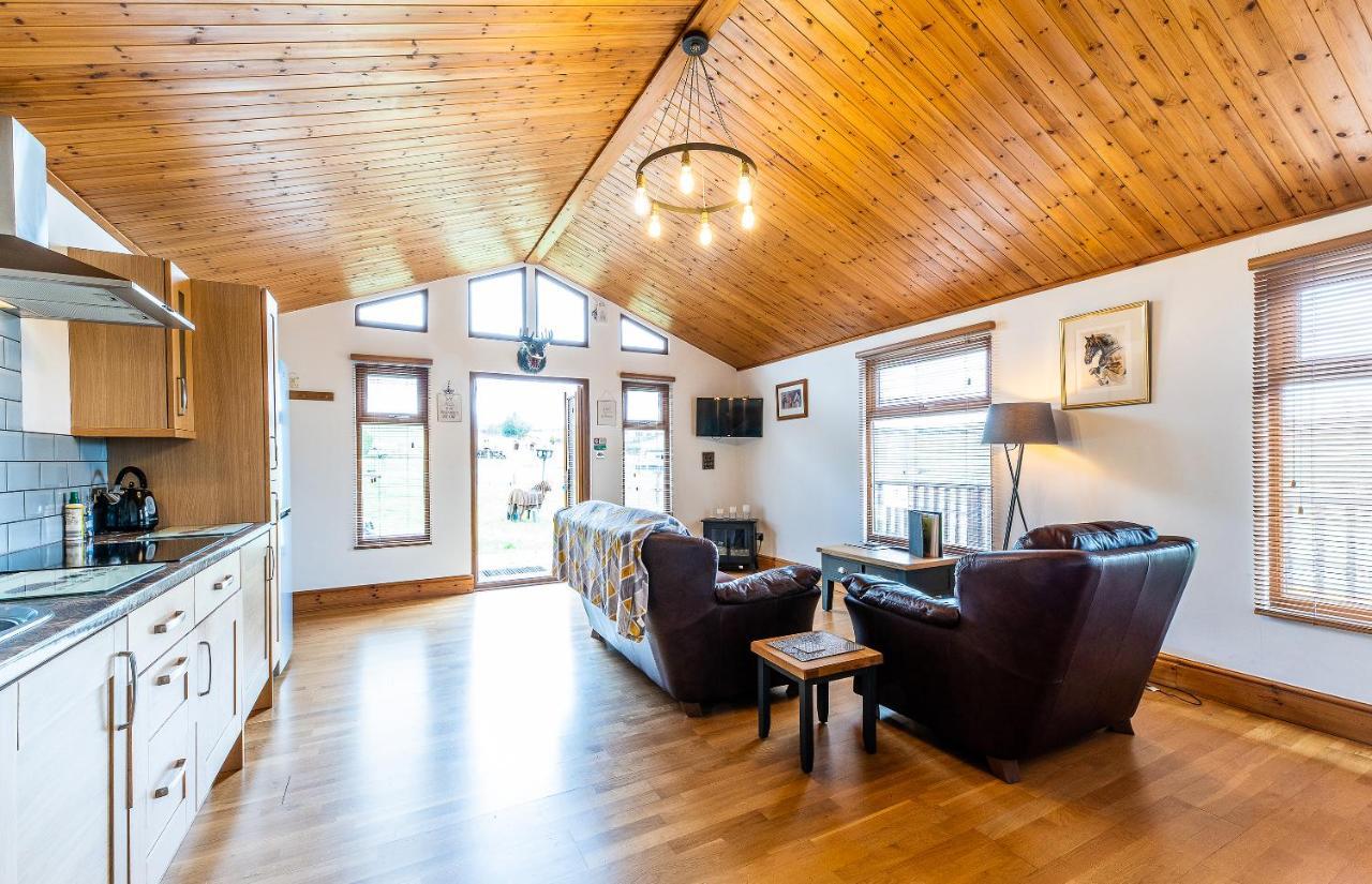 Fairview Farm Holiday Accommodation 14 Luxury Lodges, Cabins, Dog Friendly, Suitable For Couples, Families And Groups, Wedding Guests , Corporate Events, Sleeps 2-65 Guests In Ravenshead, Nottingham Near Sherwood Forest, Set In 88 Acres Exterior foto
