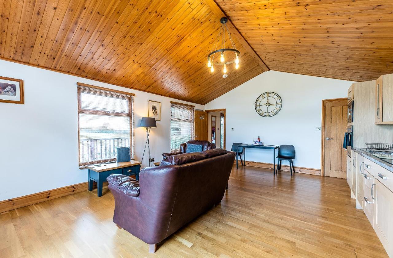 Fairview Farm Holiday Accommodation 14 Luxury Lodges, Cabins, Dog Friendly, Suitable For Couples, Families And Groups, Wedding Guests , Corporate Events, Sleeps 2-65 Guests In Ravenshead, Nottingham Near Sherwood Forest, Set In 88 Acres Exterior foto