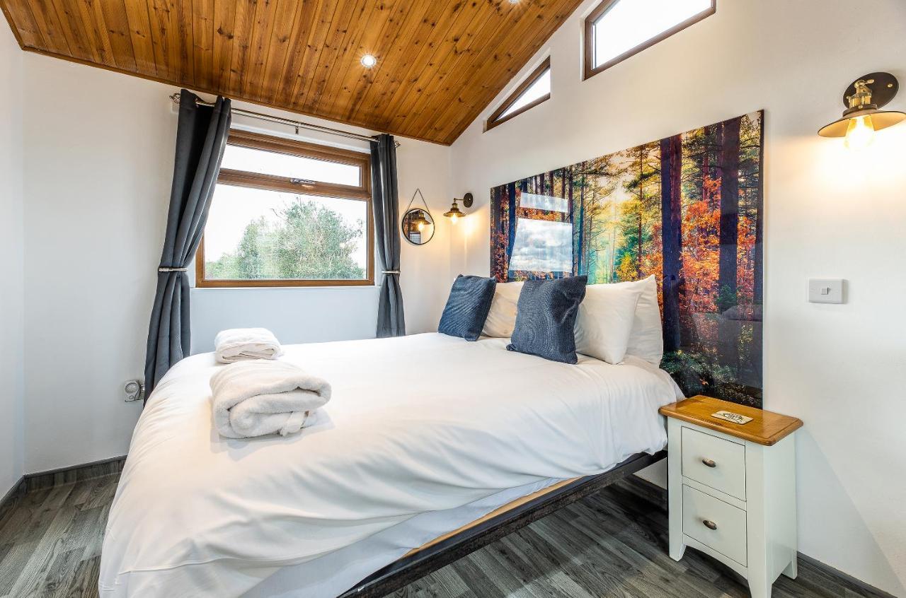 Fairview Farm Holiday Accommodation 14 Luxury Lodges, Cabins, Dog Friendly, Suitable For Couples, Families And Groups, Wedding Guests , Corporate Events, Sleeps 2-65 Guests In Ravenshead, Nottingham Near Sherwood Forest, Set In 88 Acres Exterior foto