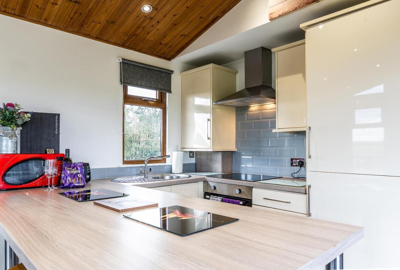 Fairview Farm Holiday Accommodation 14 Luxury Lodges, Cabins, Dog Friendly, Suitable For Couples, Families And Groups, Wedding Guests , Corporate Events, Sleeps 2-65 Guests In Ravenshead, Nottingham Near Sherwood Forest, Set In 88 Acres Exterior foto