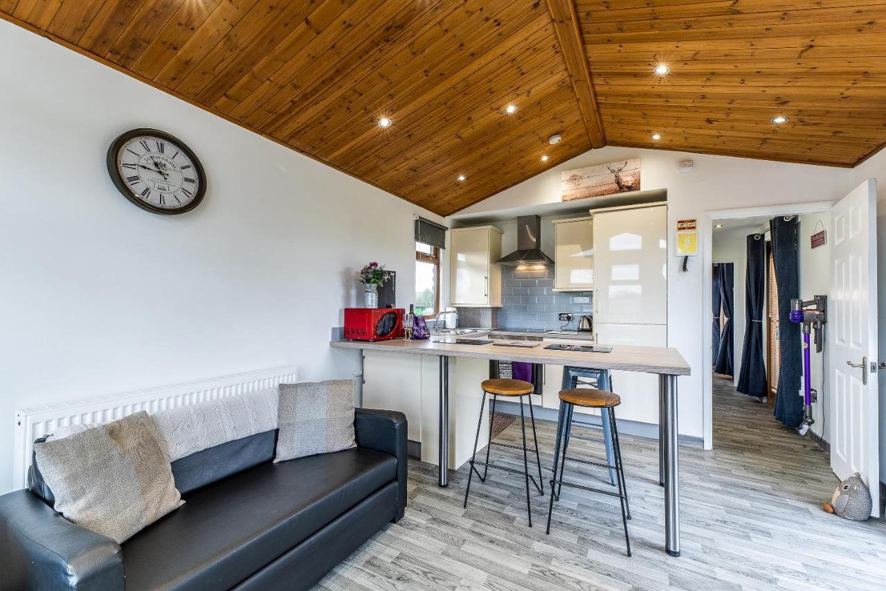 Fairview Farm Holiday Accommodation 14 Luxury Lodges, Cabins, Dog Friendly, Suitable For Couples, Families And Groups, Wedding Guests , Corporate Events, Sleeps 2-65 Guests In Ravenshead, Nottingham Near Sherwood Forest, Set In 88 Acres Exterior foto
