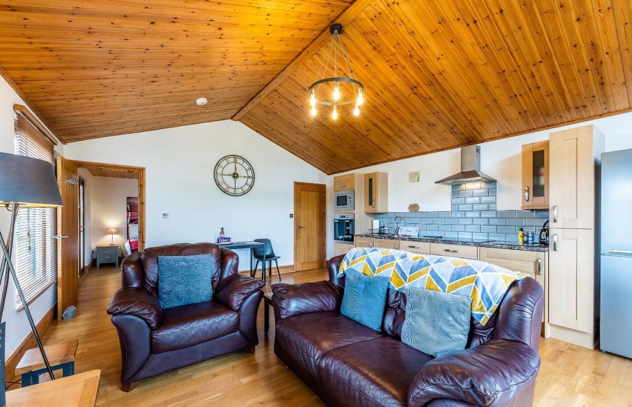 Fairview Farm Holiday Accommodation 14 Luxury Lodges, Cabins, Dog Friendly, Suitable For Couples, Families And Groups, Wedding Guests , Corporate Events, Sleeps 2-65 Guests In Ravenshead, Nottingham Near Sherwood Forest, Set In 88 Acres Exterior foto