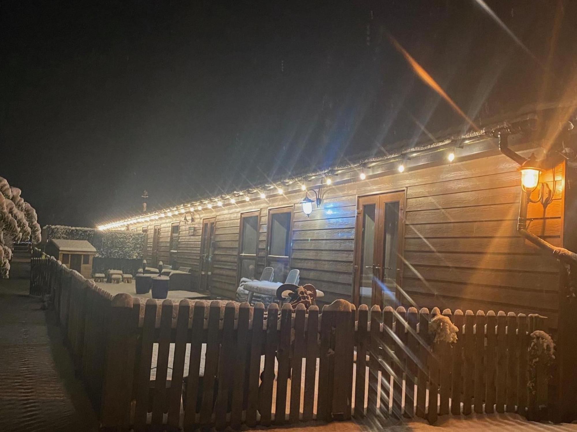 Fairview Farm Holiday Accommodation 14 Luxury Lodges, Cabins, Dog Friendly, Suitable For Couples, Families And Groups, Wedding Guests , Corporate Events, Sleeps 2-65 Guests In Ravenshead, Nottingham Near Sherwood Forest, Set In 88 Acres Exterior foto